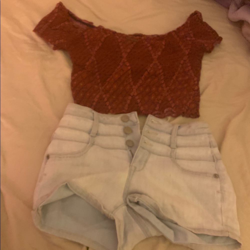 Kylie Jenner crop trop and Aeropostale shorts🌸🛍